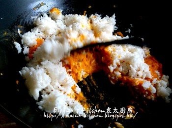 step10: 加入冷飯拌勻快炒至每粒飯成南瓜的金黃色(此時飯係會比較濕潤)