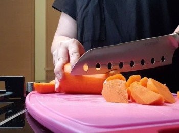 step2: 現在準備紅蘿蔔，去皮和切走頭尾部份

隨個人喜歡可將紅蘿蔔切厚片或打斜角切塊。

視乎紅蘿蔔大小，我只用了大約半條紅蘿蔔，