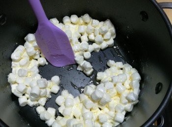 step4: 棉花糖煮溶後，可加入奶粉拌勻，然後關火。