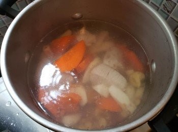 step3: 大火煲滾水後，加入蓮子 無花果及淮山 紅蘿卜 猪展或猪肉，大火煲滾水後，加入蓮子 無花果及淮山 紅蘿卜 猪展或猪肉，轉慢火煲60分鐘。加入鮮百合再煲10分鐘，