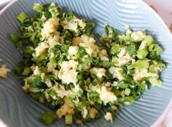 step3: 將蔥末和薑末拌勻