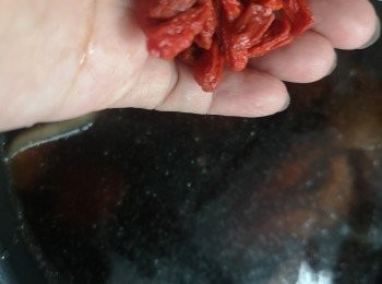 step3: 兩小時後取出落杞子再燉半小時。燉盅放入杞子再燉半小時。