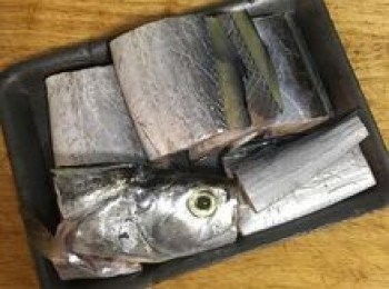 step1: 先將帶魚洗淨擦乾；