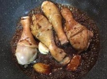 step5: 倒入醬油燒滾；