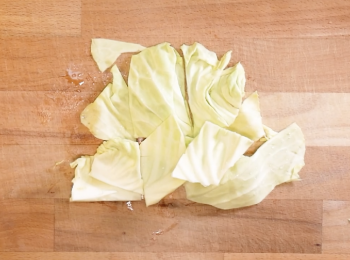 step1: 煮烏龍麵。
紅蘿蔔切絲。
將高麗菜切成好入口大小。