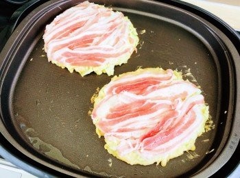 step6: 於餅上平均地鋪上豚肉，燒至3分鐘。