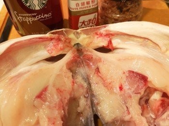 step4: 魚卜和魚頭用醃料醃一陣，隨意撒上即可。