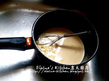 step5: 將牛油及砂糖放入煲內 , 加入餘下的鮮奶及50ml花奶拌勻