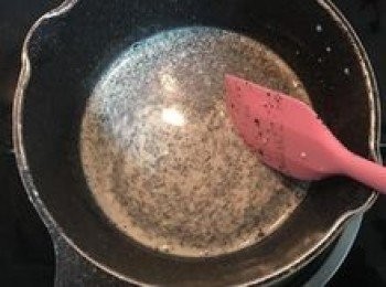 step9: 做<span class="group_3">芝麻雪花糕</span>時，步驟相同，只是在放糖時一起將芝麻粉加到牛奶中；