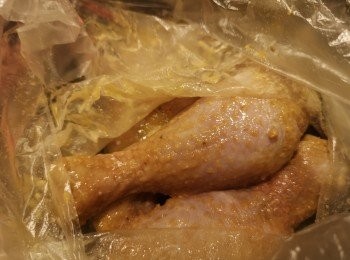step4: 再將油加入雞下脾，要確保雞表面沒有乾粉，多出啲油份會自然排出，所以唔需要怕肥。
