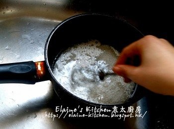 step1: 西米放入煲內 , 加水浸過面 , 拌一拌勻西米以免黏底