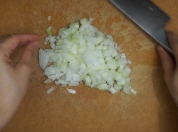 step9: 先把配菜做好，
將半個洋蔥去皮切碎