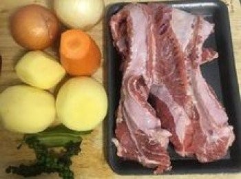 step1: 馬鈴薯、紅蘿蔔去皮洗淨；鮮胡椒粒、檸檬葉洗淨備用；