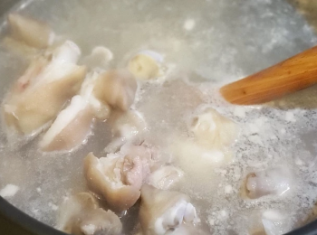 step2: 在煲內放入水煲滾， 加入薑片、 雞粉 、冰糖、 約三湯匙花雕煮滾， 放入豬手用中火 1小時30分鐘後，放涼備用 ( 可"不用"沖凍水或放入冰水中 )