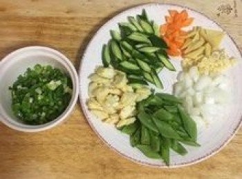 step5: 蔥切花、洋蔥切丁、蒜切末、薑去皮切小塊、紅蘿蔔切丁、玉米筍和甜豆斜切，小黃瓜對切後再對切，去籽後斜切成丁；