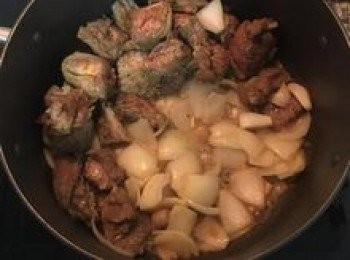 step6: 將牛肉撥到一邊，放入切塊的洋蔥炒香；