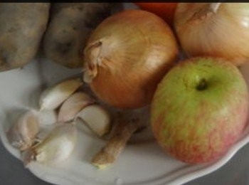 step1: 蒜頭，洋蔥，薑全部切小粒
蘋果批皮切小粒