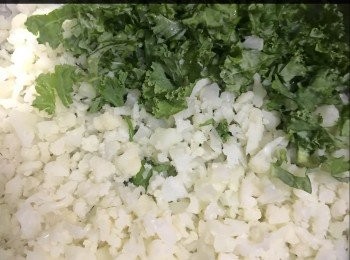 step4: 然後把所有嘅材料（羽衣甘藍丶椰菜花丶三色藜麥丶開邊蕃茄仔丶紅莓乾）一齊放入現在器皿內攪拌均勻。