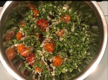 step5: 隨着個人嘅喜好份量加入胡麻醬，美味嘅沙律完成了。