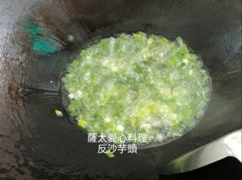 step1: 䈡花放油中慢火炸至啡色,隔油備用
