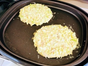 step5: 燒熱油鑊至200度，我使用了鐵板，但也可使用平底鑊，倒入粉漿，成兩個圓形的餅狀。於餅上平均地鋪上豚肉，燒至3分鐘。