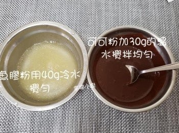 step2: 可可粉加約 30g的溫水攪拌成可可粉漿    魚膠粉用冷水40g搅匀