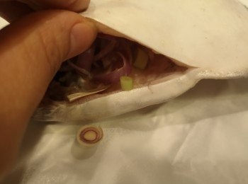 step3: 除青檸所有香料鋪在魚肚和魚面上。