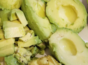 step8: 牛油果起肉切粒