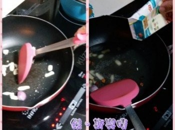 step3: 將紅蔥頭、蒜片落鑊爆香，再加入雞湯及水。水滾後加入蠔油、八角以調味。