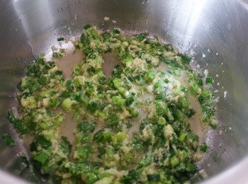 step4: 下油在煲內，煮至油滾，加入蔥末薑末，拌勻，再下鹽調味即可