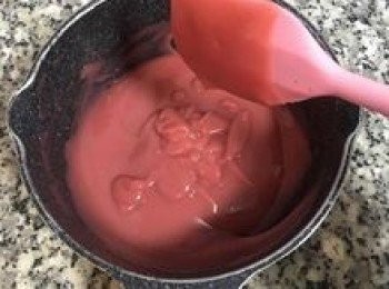 step13: 加熱攪拌約不到3分鐘，開始有結塊時，先離火拌均勻再視情況回火上續拌；持續攪拌到粉糊滴落時滴痕不消失即可；