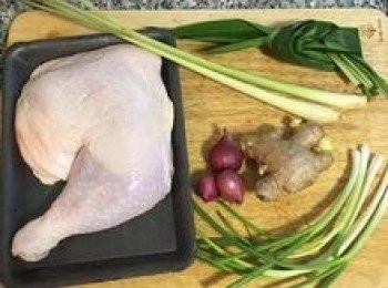 step1: 雞腿洗淨擦乾；斑蘭葉、香茅、薑、蔥洗淨備用；2杯長米洗淨瀝乾。
註：如果買不到大雞腿，也可以用3隻棒棒腿代替。