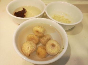 step1: 果皮、南北杏和無花果用水浸，果皮浸軟去白色囊，南北杏和無花果隔水備用。<a href="https://bit.ly/3ANJVUp" target="_blank" data-keyword="豬展" class="guide-link"><strong>豬展</strong></a> <span style="display:inline-block;vertical-align:middle;margin-top:-3px;color:initial;border-radius:3px;padding:2px 3px;font-size:12px;line-height:14px;background:#87d300;color:#fff;">即買</span> 汆水備用。紅蘿蔔和佛手瓜去皮斬件，處理佛手瓜請帶手套。