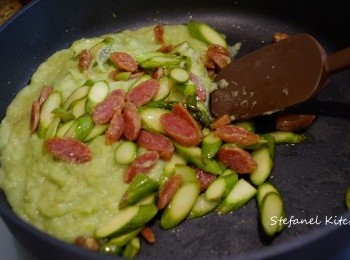 step6: 加入醬汁入鑊內與材料混和備用