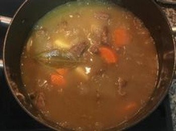 step11: 煮沸後轉小火燉煮45分鐘，到湯汁減少到剛好蓋過湯料且略呈濃稠狀；試鹹度可再用鹽做微調。