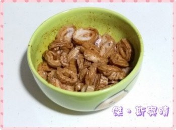 step2: 將糖及老抽加入已切好既大腸，再加以調味。以滾水將麵線預先煮開，備用。