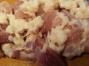 step3: 梅頭肉脂肪切出，只用足夠份量就可以了。
梅頭肉先切片後剁，脂肪先切粒粒，放在肉片不同位置先剁。