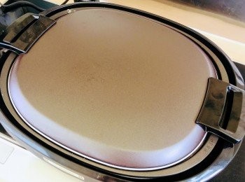 step8: 反轉餅底，加蓋，溫度加熱至240度，燒3分鐘。