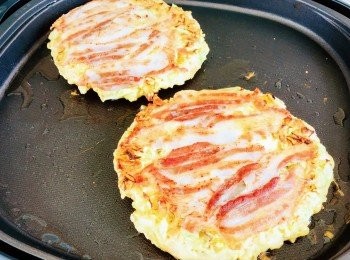 step9: 開蓋後，溫度保持240度，將餅底反轉，燒2分鐘，盛起。