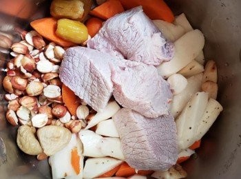 step2: 所有切好材料入煲