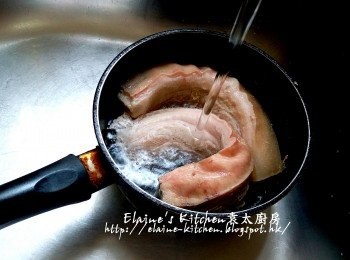 step1: 豬腩肉放入煲內加水 , 用中火煮滾後用水沖一沖洗乾淨