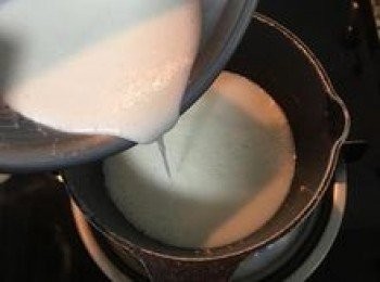 step3: 牛奶中加入糖，小火拌到糖溶化後，將玉米粉+椰奶的混合液倒入牛奶中；拌勻並持續攪拌。