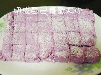 step9: 3小時后取出，切成小塊。在椰蓉內滾一圈就可以啦，不喜歡椰蓉和如果當減肥小點心的可以省略這個步驟。