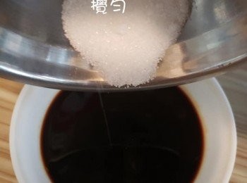 step5: 将白糖加入生抽和老抽内搅均匀