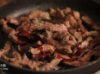 step3: 瀝掉多餘的油脂後加入黑胡椒、蠔油拌炒。