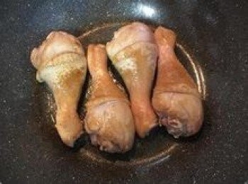 step3: 炒鍋中放少許油，將雞腿下鍋略煎上色；