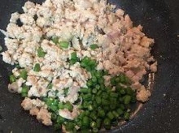step8: 雞絞肉炒到快全熟時，放入四季豆丁拌炒吧；