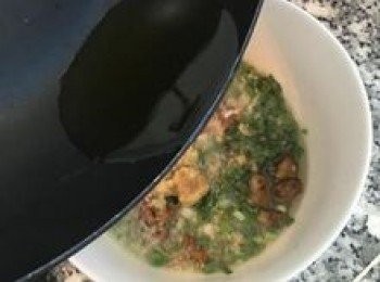 step13: 便可將油沖入大碗中並拌勻，<span class="group_2">蔥薑油</span>完成；趁煮飯時還可以炒些自己喜歡的配菜；