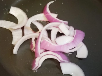step9: 起油鑊中火炒香紅洋蔥