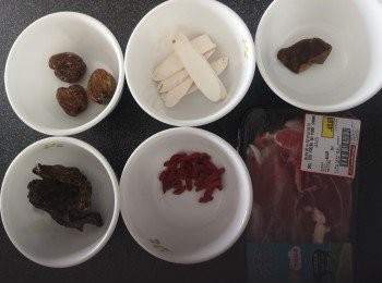 step1: 虎掌菌先用水清洗，再用大約1.5公升水浸四小時，之後保留1公升水用來煲湯，尾段水不要。<a href="https://bit.ly/3ANJVUp" target="_blank" data-keyword="豬展" class="guide-link"><strong>豬展</strong></a> <span style="display:inline-block;vertical-align:middle;margin-top:-3px;color:initial;border-radius:3px;padding:2px 3px;font-size:12px;line-height:14px;background:#87d300;color:#fff;">即買</span> 肉汆水備用。果皮浸軟去囊，杞子浸軟備用，蜜棗用水清洗。